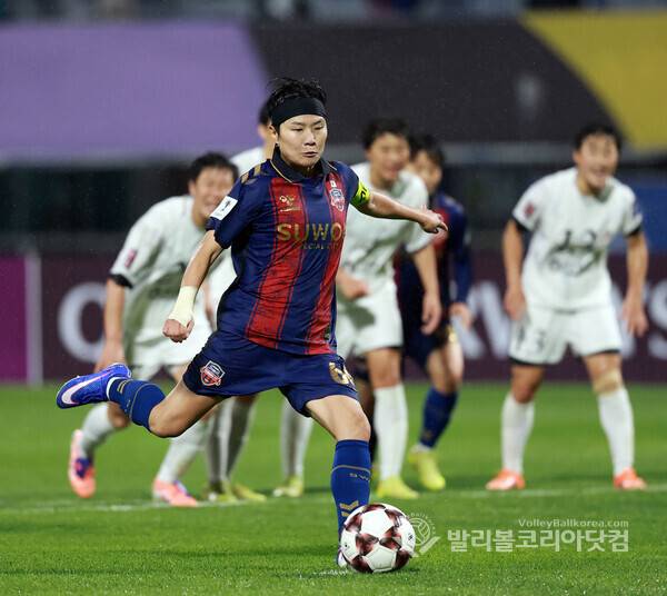 "남북 화해"와 스포츠 정신 사이… 비 내린 수원에서 충돌한 두 개의 응원...사진은 수원FC위민 지소연이 PK를 하는 모습.(사진=김경수 기자/ 발리볼코리아닷컴. 2026.5.20.)