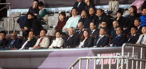 "남북 화해"와 스포츠 정신 사이… 비 내린 수원에서 충돌한 두 개의 응원...사진은 귀빈석에서 관계자들이 경기를 지켜보고 있는 모습.(사진=김경수 기자/ 발리볼코리아닷컴. 2026.5.20.)