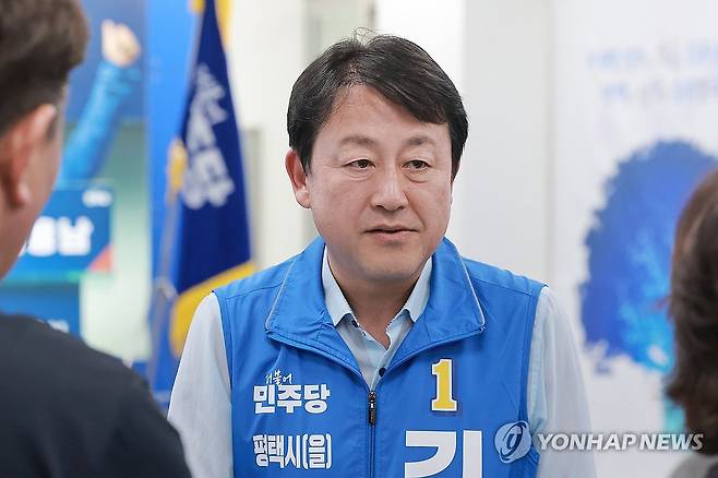 간담회 참석자와 대화 나누는 민주당 김용남 후보 (평택=연합뉴스) 신현우 기자 = 더불어민주당 김용남 경기 평택을 국회의원 재선거 후보가 20일 경기도 평택시 자신의 선거사무소에서 열린 고덕신도시특보단 간담회 참석자들과 대화하고 있다. 2026.5.20 nowwego@yna.co.kr