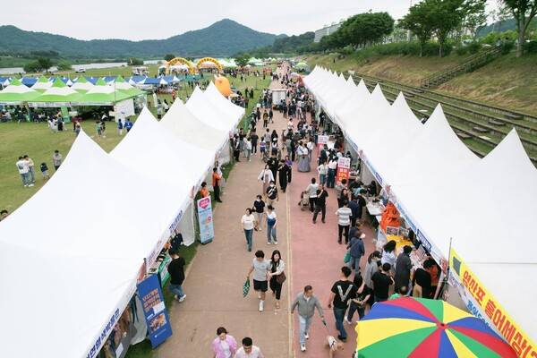 22일부터 24일까지 나주시 영산강 둔치체육공원 일원에서 '제22회 영산포 홍어·한우축제'가 열린다. 사진은 지난해 열린 '제21회 영산포 홍어·한우축제' 모습. 3일간 13만5000명이 축제장을 찾았다. 나주시 제공