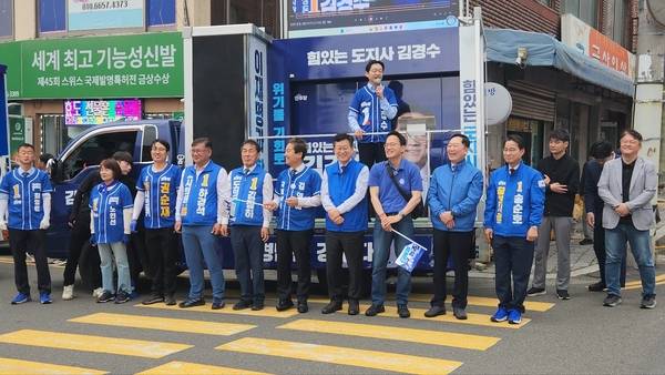 더불어민주당 김경수 도지사 후보와 송순호 창원시장 후보가 22일 창원시 의창구 소답시장에서 유세를 펼치고 있다. /우귀화 기자