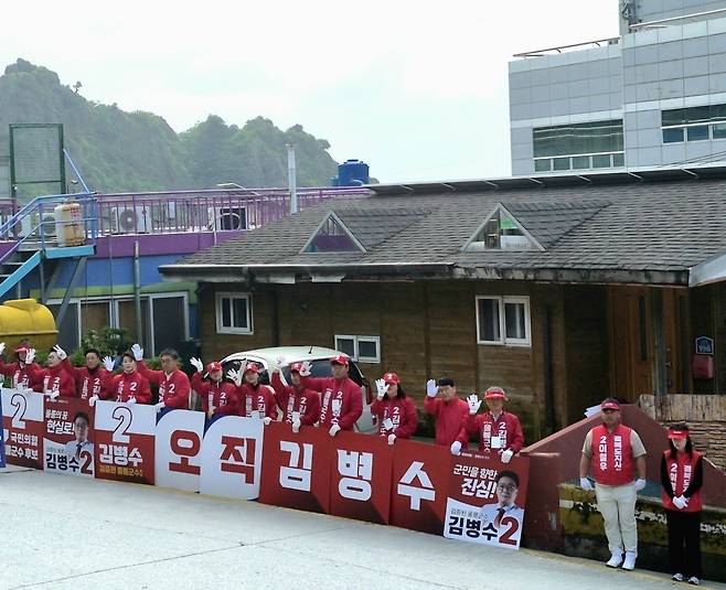 22일 오전 울릉읍 도동 삼거리에서 김병수 울릉군수 후보를 필두로 박기호 군의원 후보, 정윤태 도의원 후보(무투표 당선) 등 국민의힘 ‘원팀’이 나란히 서서 출근길 군민들에게 아침 인사를 건네고 있다. /황진영 기자