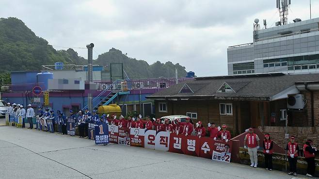 나란히 선 여·야·무소속. 제9회 전국동시지방선거 공식 선거운동 이틀째인 22일 오전, 울릉읍 도동 삼거리에서 각 후보 측 선거운동원들이 총출동해 표심 잡기 총력전을 벌이고 있다. /황진영 기자
