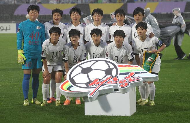 20일 수원 장안구 수원종합운동장에서 열린 아시아축구연맹(AFC) 여자 챔피언스리그(AWCL) 4강 수원FC 위민전을 앞두고 내고향여자축구단 선수들이 기념 촬영을 하고 있다. 사진=연합뉴스