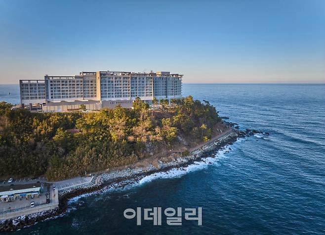 강원도 속초의 외옹치 언덕 위에 자리잡은 롯데리조트 속초(사진=호텔롯데)