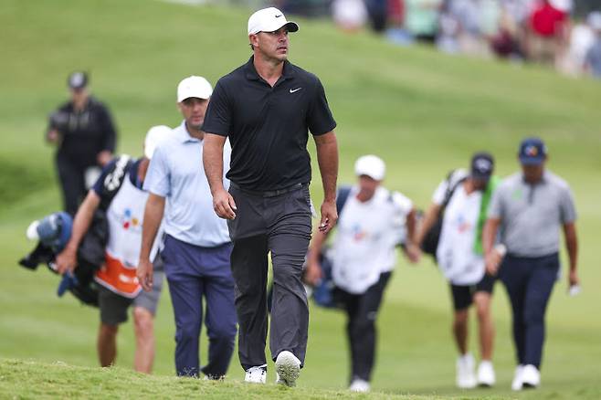 브룩스 켑카가 13번홀 페어웨이를 걷고 있다. (사진=Getty Images for The CJ Cup)