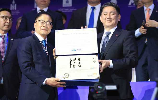 윤웅석 국기원장(왼쪽)이 오흐나 후렐수흐 몽골 대통령에게 명예 9단을 수여했다. (국기원 제공)