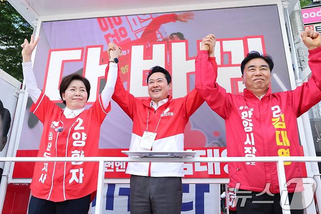장동혁 국민의힘 대표가 22일 경기 안양시 범계사거리에서 시민들에게 양향자 경기도지사 후보, 김대영 안양시장 후보 지지를 호소하고 있다. 2026.5.22 ⓒ 뉴스1 신웅수 기자