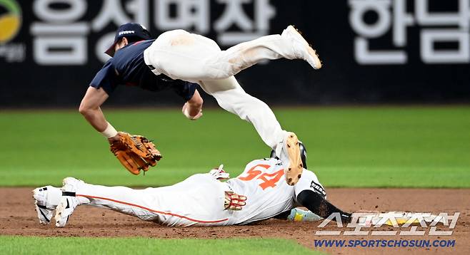 19일 대전한화생명볼파크에서 열린 롯데와 한화의 경기. 8회말 무사 1,2루 이도윤 타석때 2루주자 오재원이 김원중의 견제구에 귀루하고 있다. 롯데 유격수는 전민재. 대전=허상욱 기자wook@sportschosun.com/2026.05.19/