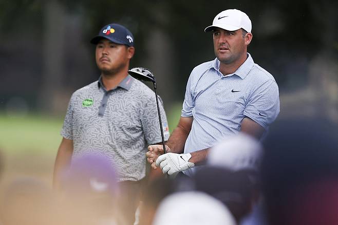 MCKINNEY, TEXAS - MAY 21: Scottie Scheffler of the United States watches a tee shot as Si Woo Kim of South Korea looks on while playing the ninth hole during the first round of THE CJ CUP Byron Nelson 2026 at TPC Craig Ranch on May 21, 2026 in McKinney, Texas. (Photo by Mike Mulholland/Getty Images for The CJ Cup)
