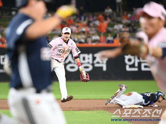 22일 대전 한화생명 볼파크에서 열린 두산과 한화의 경기. 7회초 1사 1,2루 김기연의 내야땅볼때 타구를 잡은 심우준이 병살 플레이를 이어가고 있다. 대전=허상욱 기자wook@sportschosun.com/2026.05.22/