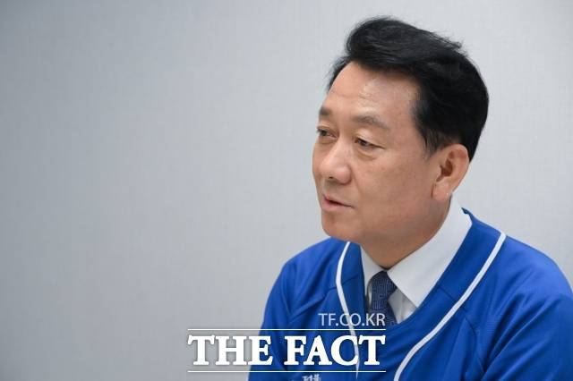 이광재 더불어민주당 경기 하남갑 국회의원 후보는 하남 현안 해결을 위해 국회 내 협업 구조를 앞세우고 있다. 사진은 이 후보가 20일 오전 경기 하남시 한 아파트 단지에서 <더팩트>와 인터뷰를 하고 있는 모습. /하남=김성렬 기자