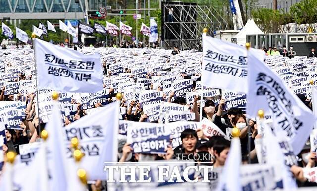 지난달 23일 경기 삼성전자 평택캠퍼스 앞에서 열린 '4·23 투쟁 결의대회'에서 삼성전자 노조가 구호를 외치고 있다. /임영무 기자