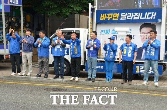 김경호 더불어민주당 가평군수 후보(왼쪽 4번째)가 21일 가평농협중앙회 앞에서 출정식을 열고 시민들과 지지자들에게 손인사를 건네고 있다. /김경호 후보 캠프