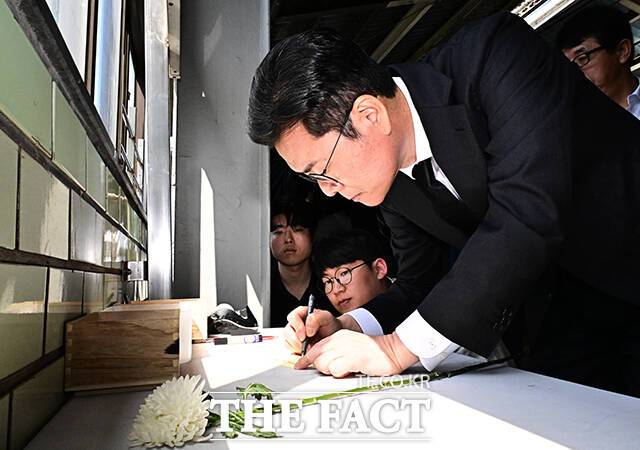 정원오 더불어민주당 서울시장 후보가 22일 오전 서울 광진구 구의역 9-4 승강장에서 구의역 참사 10주기 추모 헌화 전 메모를 작성하고 있다. /배정한 기자