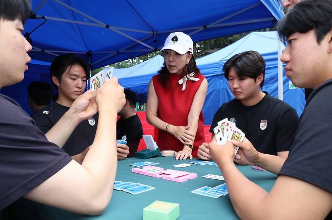 서울 성북구 고려대 석탑대동제 현장에 마련된 브리지 체험 부스에서 국가대표 출신 김혜영 회장이 학생들에게 직접 게임 요령을 가르치고 있다. 동아일보 캡처