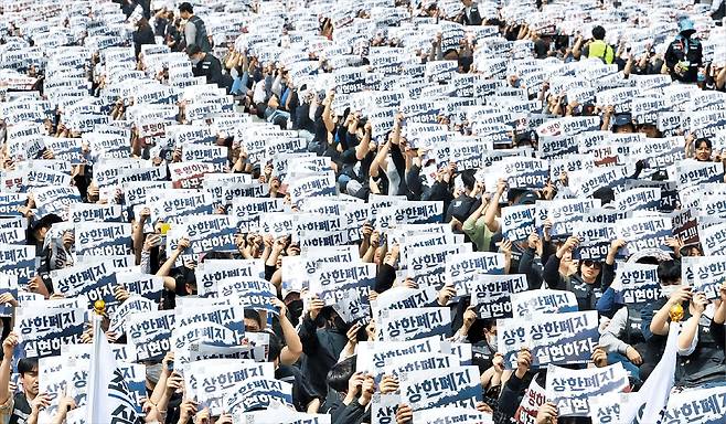 삼성전자 노조에서 시작된 노조들의 성과급 요구는 40년전 민주화 시대의 노조 운동을 연상시키고 있다. 사진은 삼성전자 노조 공동투쟁본부가 지난 4월 23일 개최한 '투쟁 결의대회’. /장련성 기자