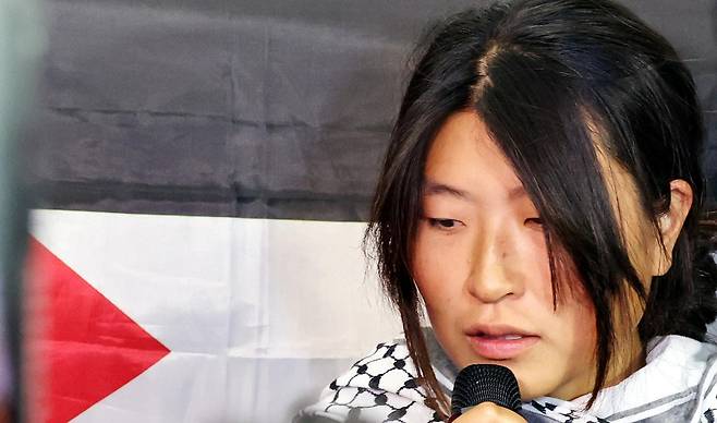 이스라엘군에 나포됐다가 석방된 한국인 활동가 김아현(활동명 해초)씨가 22일 오전 인천국제공항 제1터미널 입국장으로 귀국해 취재진 질문에 답하고 있다. 2026.05.22 인천공항=뉴시스