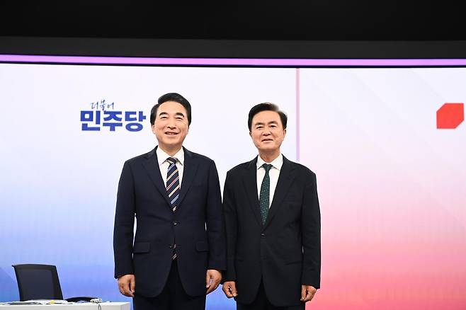 박수현 더불어민주당 후보(왼쪽)와 김태흠 후보가 대전MBC 후보 토론에 앞서 기념촬영을 하고 있다. 뉴스1