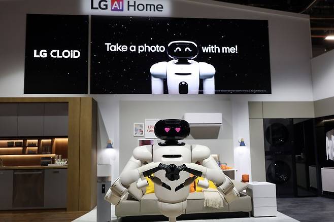 인공지능(AI) 홈로봇 'LG 클로이드'가 손하트를 만들고 있다. 뉴스1 제공