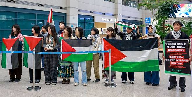 팔레스타인 해방을 위한 항해 한국본부(KFFP) 활동가들이 22일 인천국제공항 1터미널에서 이스라엘군에 나포됐던 김아현씨와 김동현씨의 귀국을 환영하고 있다. 뉴스1