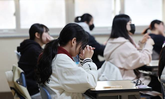 2026학년도 대학수학능력시험(수능)이 실시된 지난해 11월13일 오전 인천 미추홀구 인화여자고등학교에서 수험생들이 시험 시작을 기다리고 있다. 공동취재사진
