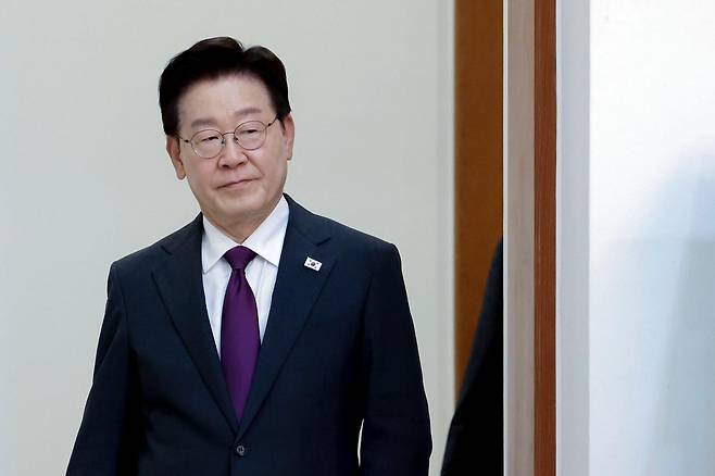 이재명 대통령이 21일 청와대에서 수석보좌관회의에 입장하고 있다. 연합뉴스