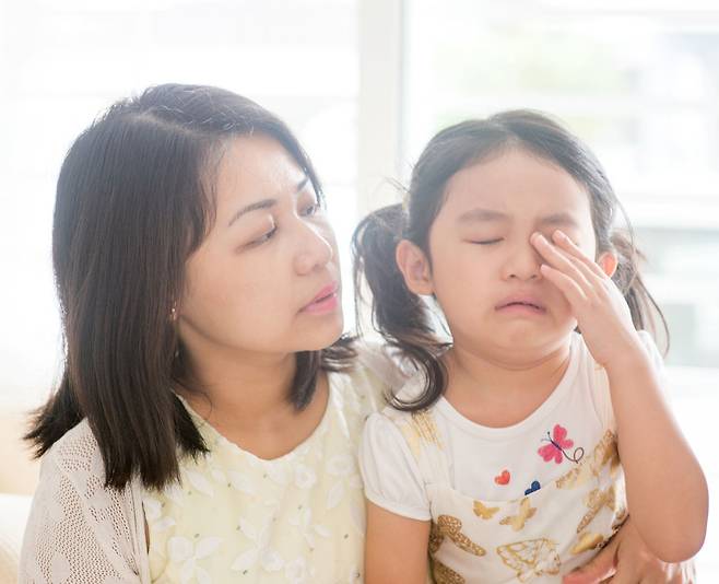 엄마가 아이에게 체중에 관련해 부정적인 이야기를 할 경우, 아이의 정신건강에 악영향을 미칠 수 있다. /클립아트코리아