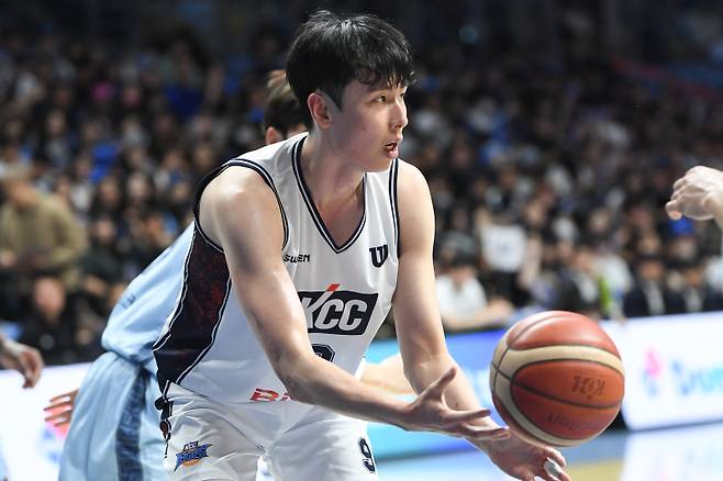 KCC 송교창이 5일 고양소노아레나에서 열린 소노와의 2025~26 LG전자 프로농구 챔프전 1차전 중 공격을 시도하고 있다. 사진=KBL