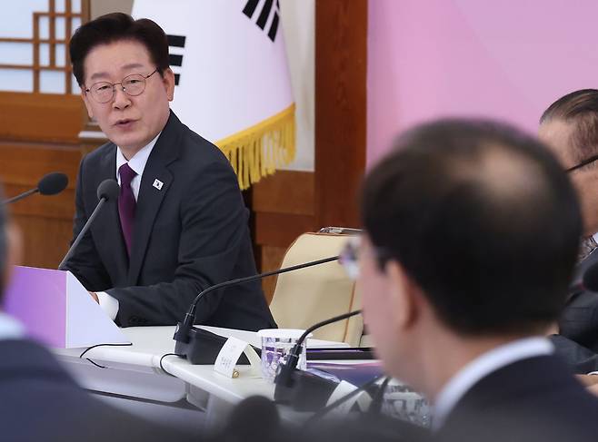 이재명 대통령이 21일 청와대에서 열린 대통령 자문회의·위원회 간담회에 참석해 이석연 국민통합위원회 위원장을 보면서 발언하고 있다. 청와대사진기자단