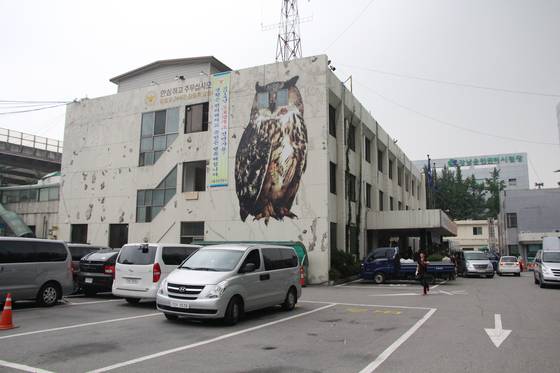 구 강남경찰서 건물 전경. 강력반 형사들은 승진하려면 제대로 된 성과를 내놔야 했다. 강도·절도 특별단속 기간 직전에 발생한 강도단 사건은 소위 한 건 해내는 작품으로 여겨졌다. 서울경찰청