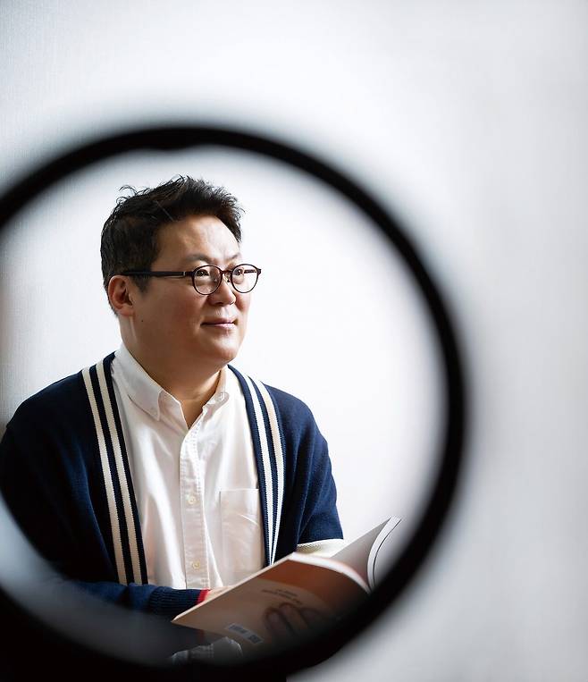 아주대 심리학과 교수이자 게임과학연구원 원장인 김경일 교수는 폴리마켓 같은 예측 플랫폼에 대해 단순 베팅 사이트가 아닌, 전자민주주의로 향하는 흐름의 하나로 분석했다. 최영재 기자