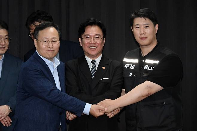 삼성전자 노사 협상이 잠정 합의된 20일 경기도 수원시 장안구 경기지방고용노동청에서 김영훈 고용노동부 장관, 최승호 삼성전자 노조 공동투쟁본부 위원장, 여명구 DS(디바이스솔루션·반도체 사업 담당) 피플팀장이 손을 맞잡고 있다. 이날 삼성전자 노사는 김영훈 고용노동부 장관의 중재로 다시 임금협상에 나섰다. 사진=한국경제신문