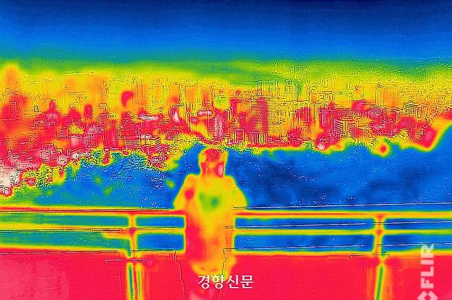 서울 남산에서 열화상 카메라로 촬영한 도심 풍경. 온도가 높은 빌딩은 붉게, 온도가 낮은 하늘과 숲은 파랗게 표시됐다. 성동훈 기자