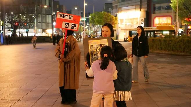 광주 남구 하길교회 성도들이 지난달 5·18민주광장 음악분수 앞에서 부활절 행사로 뽑기판을 들고 시민들과 소통하고 있다. 교회 제공
