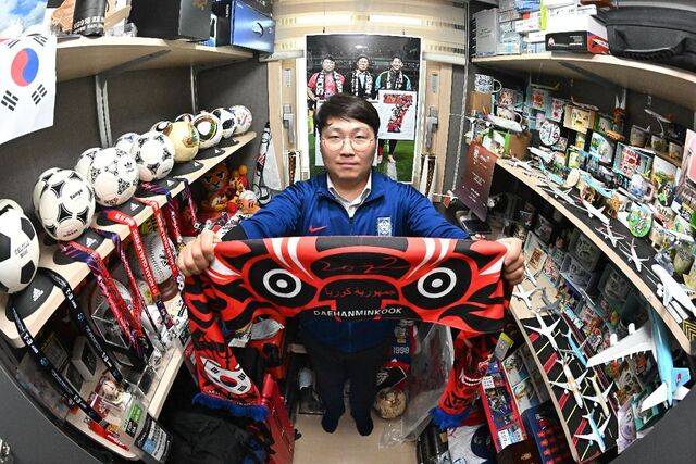 조호태 붉은악마 의장이 최근 경기도 의정부시 자택에서 국민일보와 인터뷰하며 대한민국 축구대표팀 응원 머플러를 펼쳐 보이고 있다. 윤웅 기자