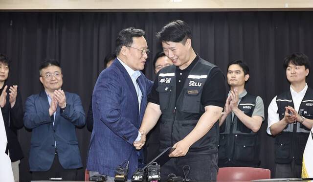 잠정 합의안 서명한 삼성전자 노사. 연합뉴스