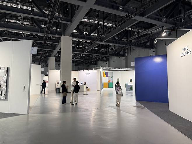 개막 이틀째인 22일 코엑스 마곡에서 열린 하이브 아트페어 전경. 육각형 부스 형태로 올해 처음 열려 주목을 받고 있다. <이향휘 기자>