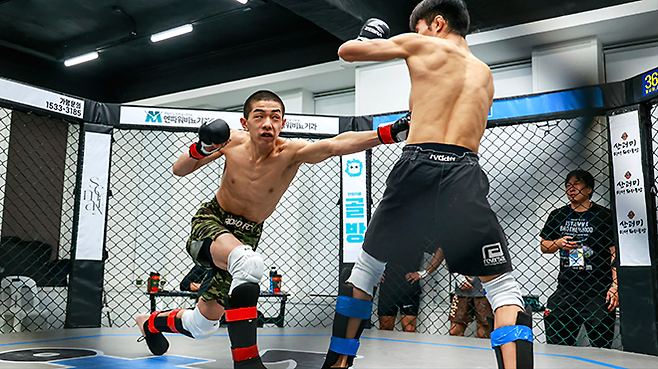 KMMA 플라이급 챔피언 문순수가 타이틀 1차 방어전에서 도전자 다카다 마오한테 강력한 공격을 하고 있다. 사진=뽀빠이연합의원 KMMA 파이터 에이전시 제공