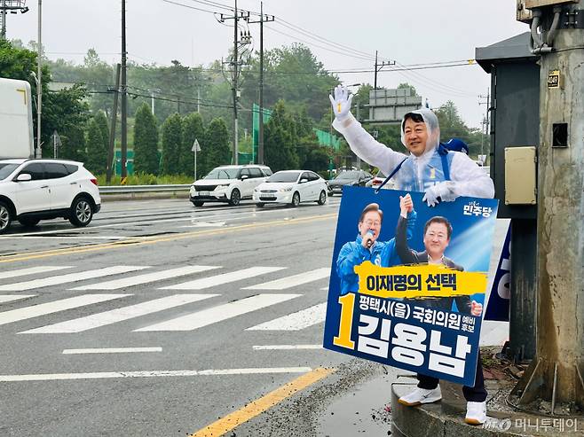 김용남 더불어민주당 경기 평택을 국회의원 보궐선거 후보가 공식 선거운동 기간 첫날인 21일 경기 평택시 현화교차로에서 출근길 인사를 하는 모습. /사진=김도현 기자