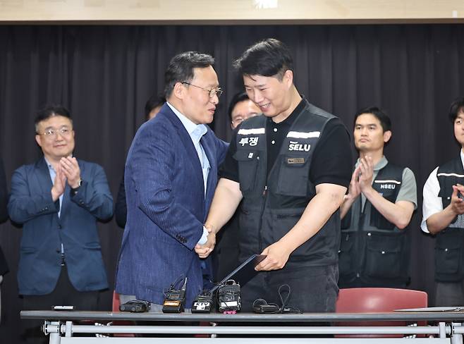 중앙노동위원회의 기계적 중립이 노사를 총파업 직전까지 치닫게 했단 지적도 나온다. 사진은 20일 삼성전자 임금협상을 마친 후 여명구 삼성전자 DS 부문 피플팀장(왼쪽부터)과 최승호 삼성그룹 초기업노동조합 삼성전자지부 위원장이 악수를 하고 있는 모습. /사진=뉴스1