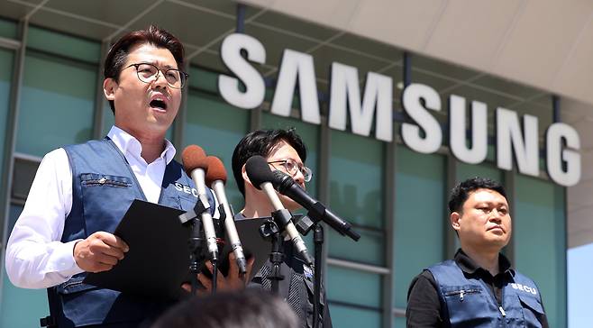 삼성전자 노사 임금협상 잠정합의안 찬반 투표가 시작되는 22일 오후 경기 수원시 삼성전자 정문 앞에서 디바이스경험(DX) 부문 직원들이 주축이 된 삼성전자 노동조합 동행(동행노조) 집행부가 잠정합의안 및 찬반투표 참여 범위에 대한 입장을 밝히고 있다. <연합뉴스>