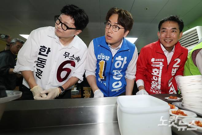 부산 북구갑 국회의원 보궐선거 한동훈 무소속 후보(왼쪽부터), 하정우 더불어민주당 후보, 박민식 국민의힘 후보가 21일 부산 남산정사회복지관에서 콩국수 나눔 봉사를 하고 있다. 부산=류영주 기자
