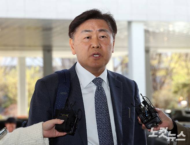 금품 살포 혐의로 더불어민주당에서 제명된 김관영 전북도지사가 7일 서울 양천구 남부지방법원에서 열린 제명 효력정지 가처분 신청 심문에 출석하고 있다. 황진환 기자
