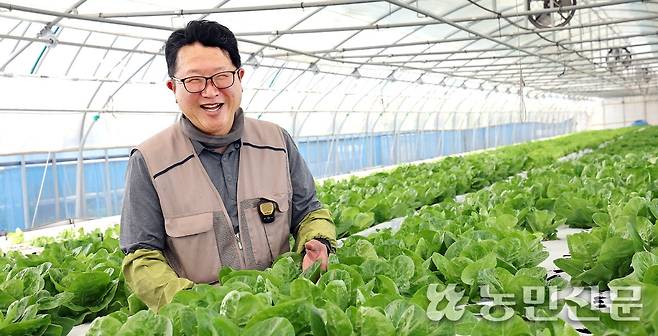 김 대표는 ‘농부 요리사’를 꿈꾸며 갓 딴 쌈채소와 잘 어울리는 ‘한 쌈 특선’을 구상한다. 사진=김도웅 프리랜서 기자