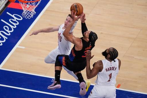 뉴욕 닉스 조시 하트가 22일 홈에서 열린 2025∼2026 NBA 동부콘퍼런스 결승 2차전 클리블랜드 캐벌리어스와 경기에서 상대 수비를 뚫고 골밑슛을 시도하고 있다. 뉴욕=AP연합