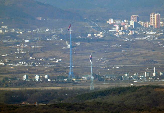 지난해 12월 30일 경기 파주시 접경지역에서 남측 대성동 마을의 태극기와 북측 기정동 마을의 인공기가 펄럭이고 있다. 뉴시스