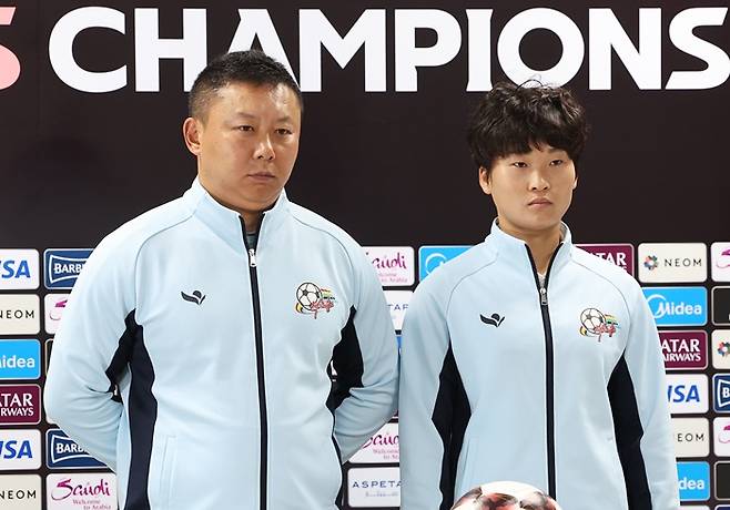 ▲ 22일 경기도 수원종합운동장에서 열린 아시아축구연맹(AFC) 여자 챔피언스리그(AWCL) 결승 기자회견에서 내고향여자축구단 리유일 감독과 김경영 선수가 포즈를 취하고 있다. ⓒ연합뉴스