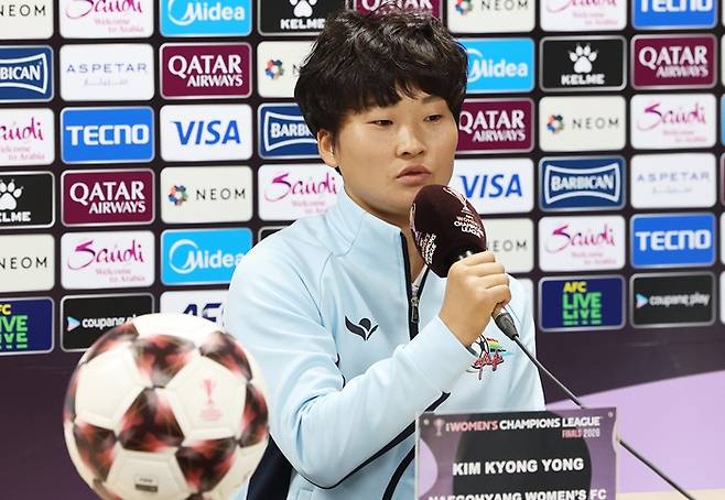 ▲ 22일 경기도 수원종합운동장에서 열린 아시아축구연맹(AFC) 여자 챔피언스리그(AWCL) 결승 기자회견에서 내고향여자축구단 김경영 선수가 취재진 질문에 답하고 있다. ⓒ연합뉴스