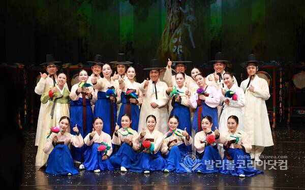 故 이애주 5주기, 제자들 '큰 나무 이야기' 공연…전통춤과 굿으로 삶·죽음 잇다...사진은 헌정 공연에 참여한 출연진 모습.(사진=김경수 기자/ 발리볼코리아닷컴. 2026.5.19)